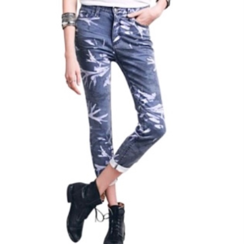 Free People Blue Medium Wash High Waist Crop Tropical Print jeans size 28